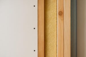 Découvrez comment choisir le doublage idéal pour un mur intérieur isolant afin d'améliorer l'efficacité énergétique et le confort de votre habitation.