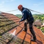 Démoussage toiture : guide pratique et méthodes efficaces (2026)