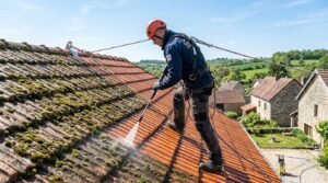 Démoussage toiture : guide pratique et méthodes efficaces (2026)